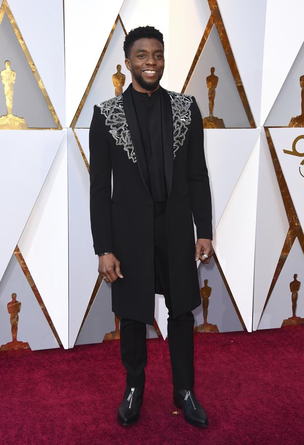 Chadwick Boseman. El paso por la alfombra roja del protagonista de 'Black Panther', no dejó indiferente. Para la ocasión, escogió un 'total look' en negro con camisa de cuello mao, poniendo el toque de diferenciación con una levita con detalles en los hombros.