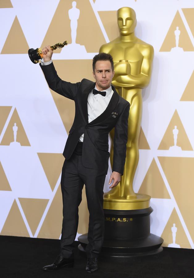 San Rockwell. También clásico y acertado fue otro de los grandes premiados de la noche, Sam Rockwell, por su interpretación en 'Tres anuncios en las afuera'. El actor optó por esmoquin en color grafito con solapas negras, camisa blanca y pajarita negra.