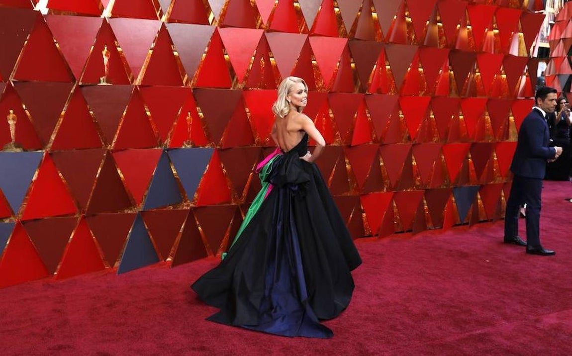Kelly Ripa en la alfombra roja de los Oscar 2018. 