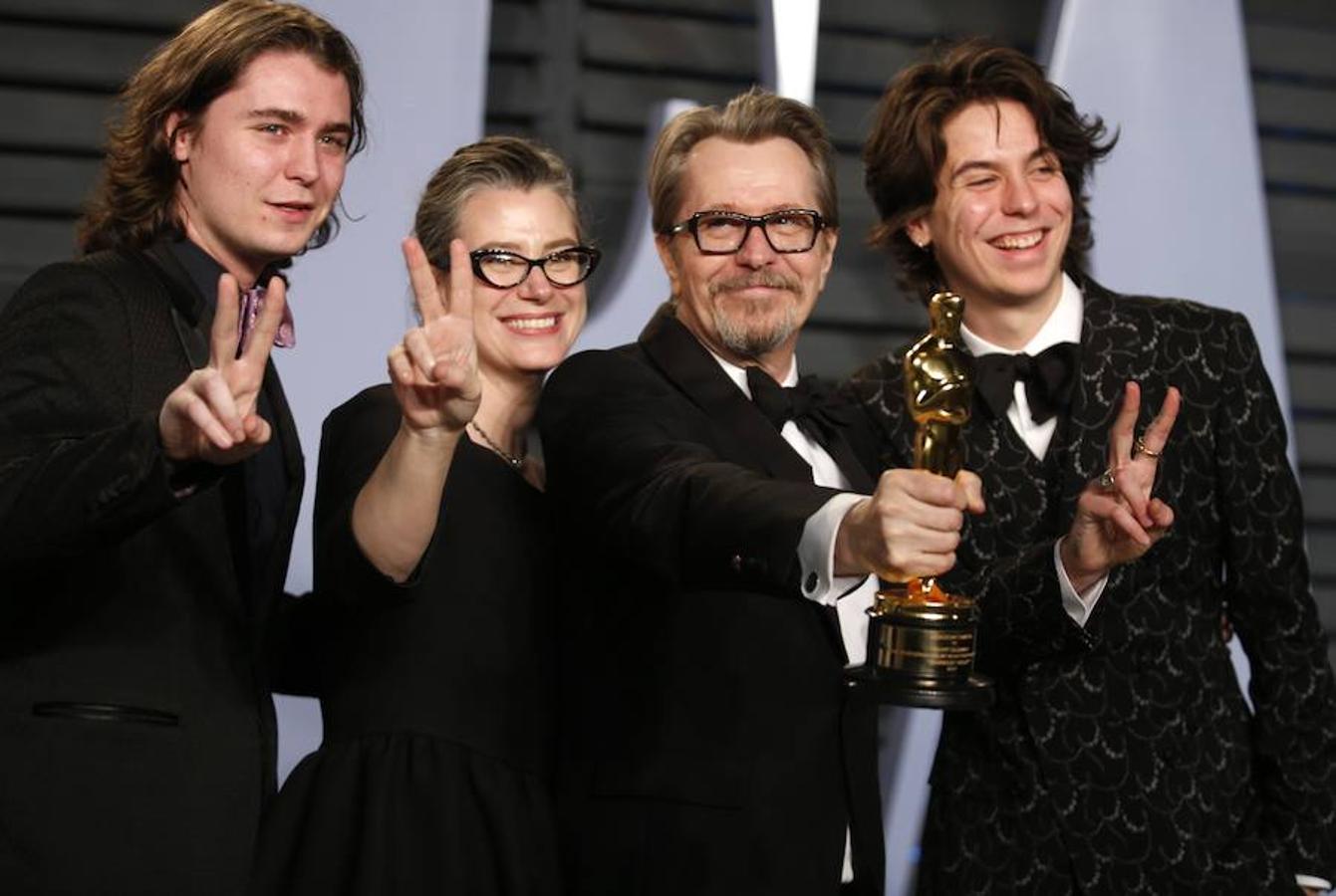 Gary Oldman con su Oscar a mejor actor, posa junto a su mujer Gisele Schmidt y sus hijos Gulliver Oldman y Charlie Oldman. 