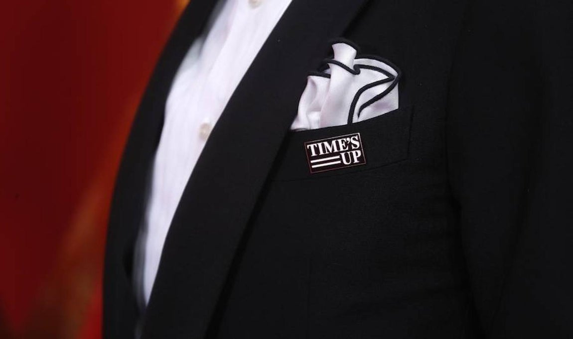 El pin apoyando el movimiento Time's Up Patrick Stewart en la alfombra roja de los Oscar 2018. 
