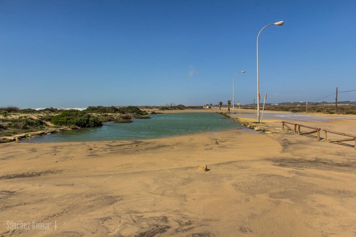 La playa de Camposoto en San Fernando tras el temporal