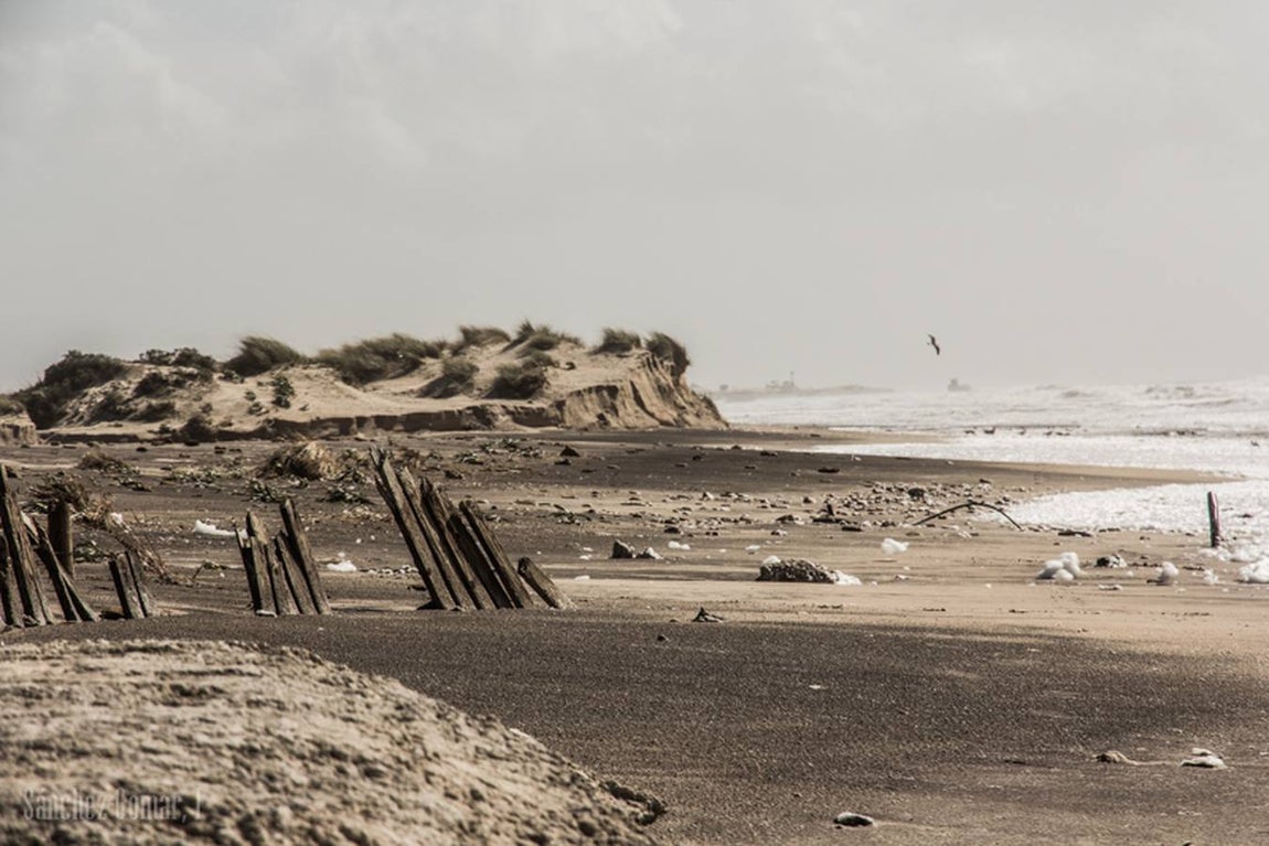La playa de Camposoto en San Fernando tras el temporal