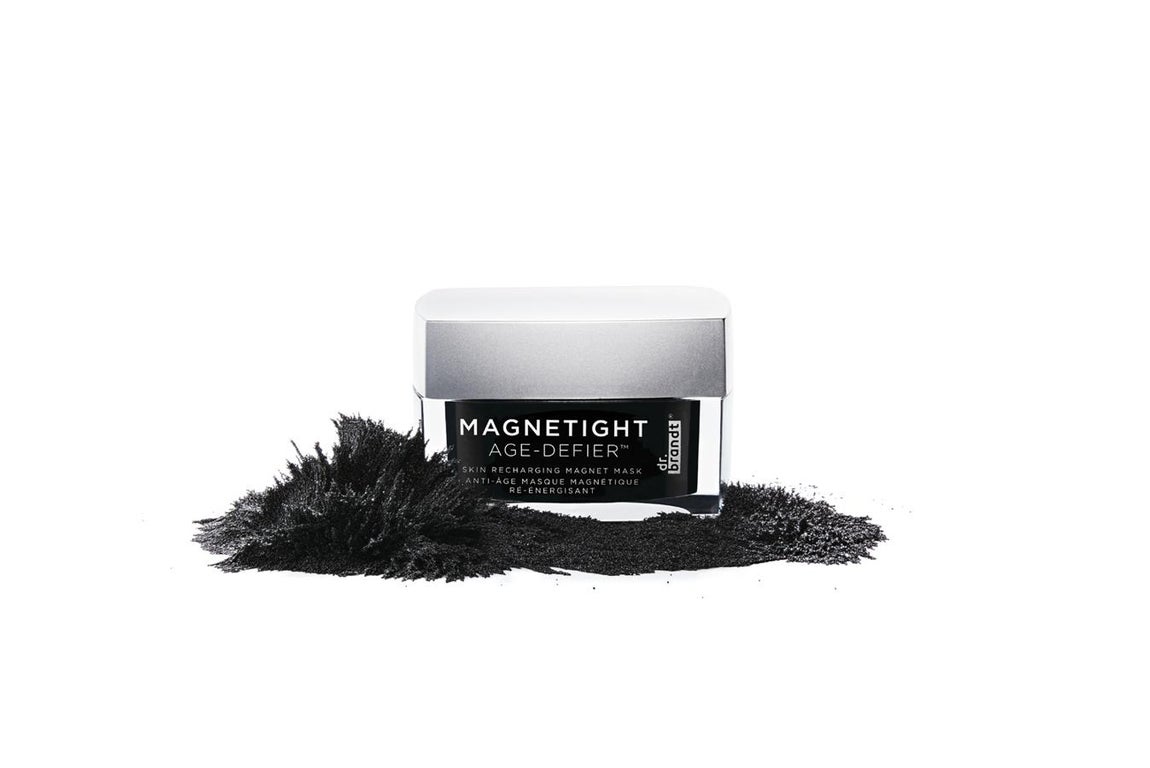 Mascarilla. No debemos olvidarnos tampoco de las mascarillas. Está demostrado que el uso de este tipo de tratamientos al menos dos veces por semanas mejora visiblemente el aspecto de la piel. Existen infinidad de mascarillas pero muchos hombres aún se resisten a probarlas por sus texturas y el conflicto que en muchos de ellos ocasiona al llevar barba. Magnetight Age-Defier es una facial que, gracias a sus partículas magnéticas integradas, retrasa el envejecimiento y contrarresta los efectos del estrés y de las agresiones ambientales. Además incluye un imán para retirar el producto del rostro sin agua y… casi sin tocar la piel. (Precio: