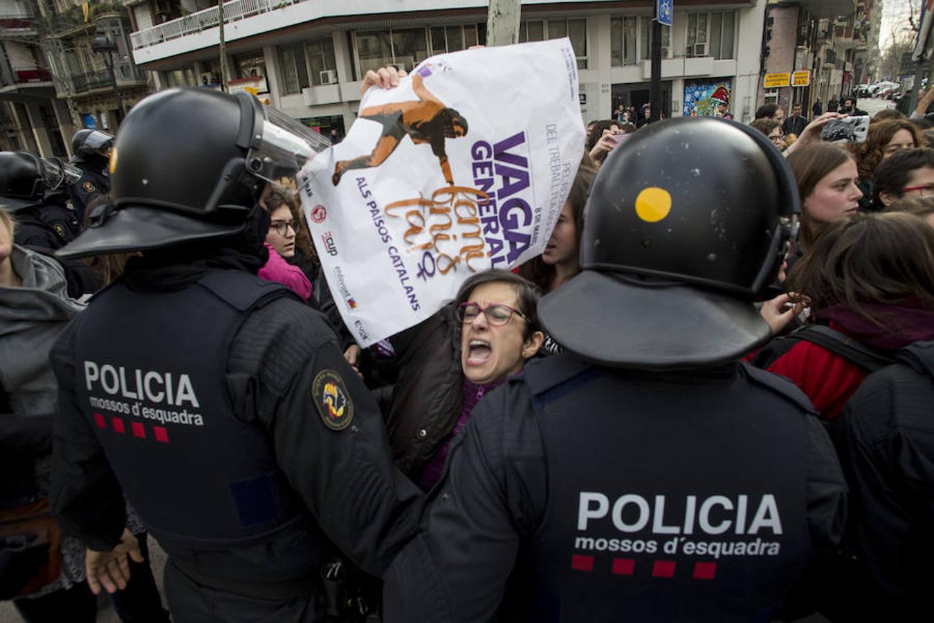 Los mossos vigilan la protesta en Barcelona, donde se pararon carreteras. 