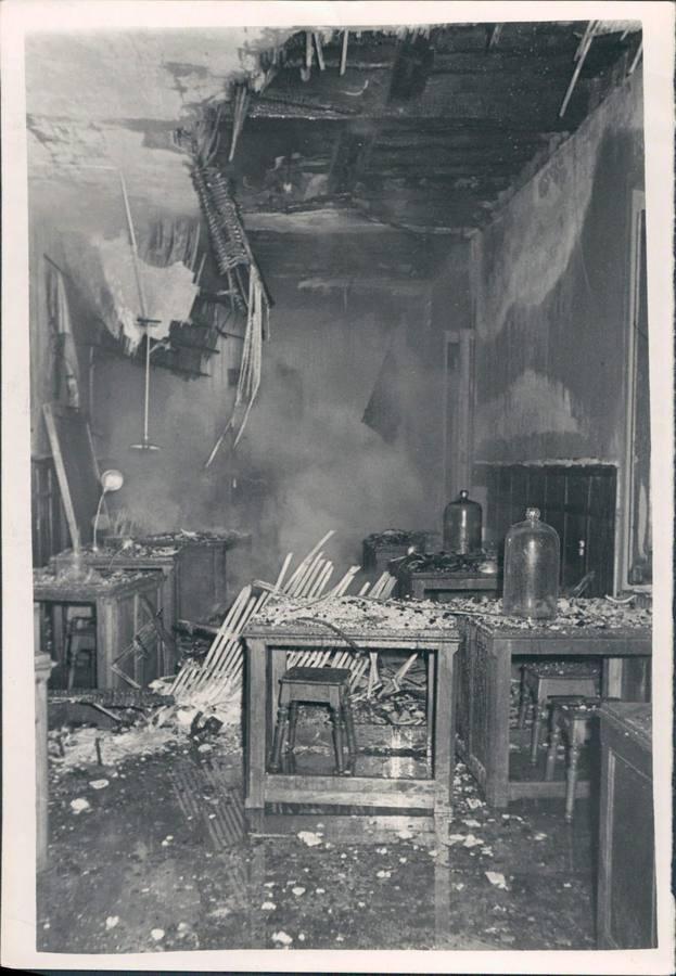 Incendio en la universidad. Imagen del incendio que destruyó parte de la facultad de Física y Química de la USC en el año 1957