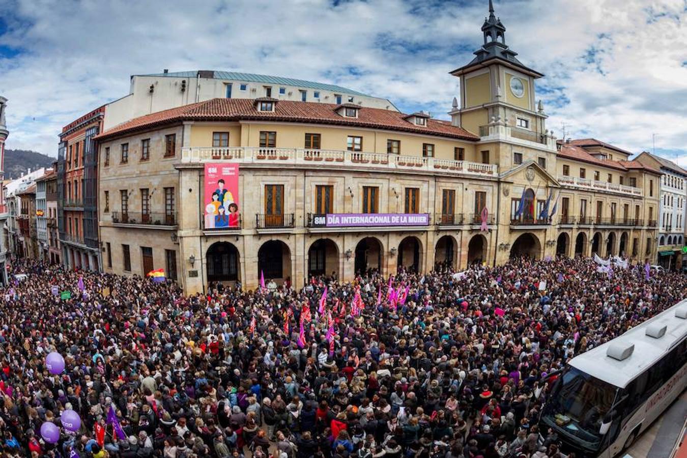 La plaza del Ayuntamiento de Oviedo se ha quedado pequeña para las miles de personas que se han congregado frente al consistorio y en calles aledañas.. 