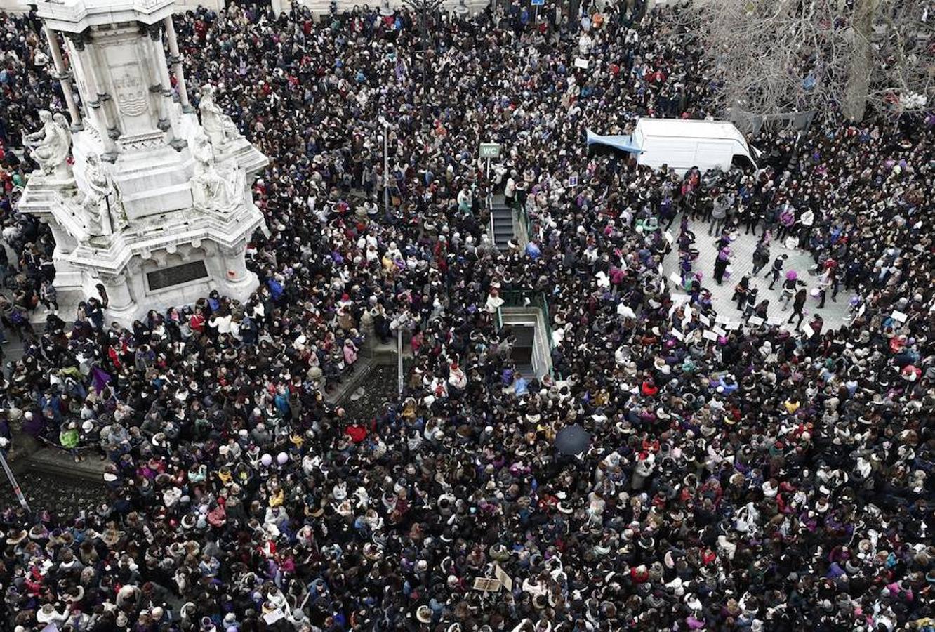 Miles de personas se han concentrado hoy, Día Internacional de la Mujer, frente al Monumento a los Fueros en el Paseo Sarasate de Pamplona en apoyo a la huelga feminista.. 