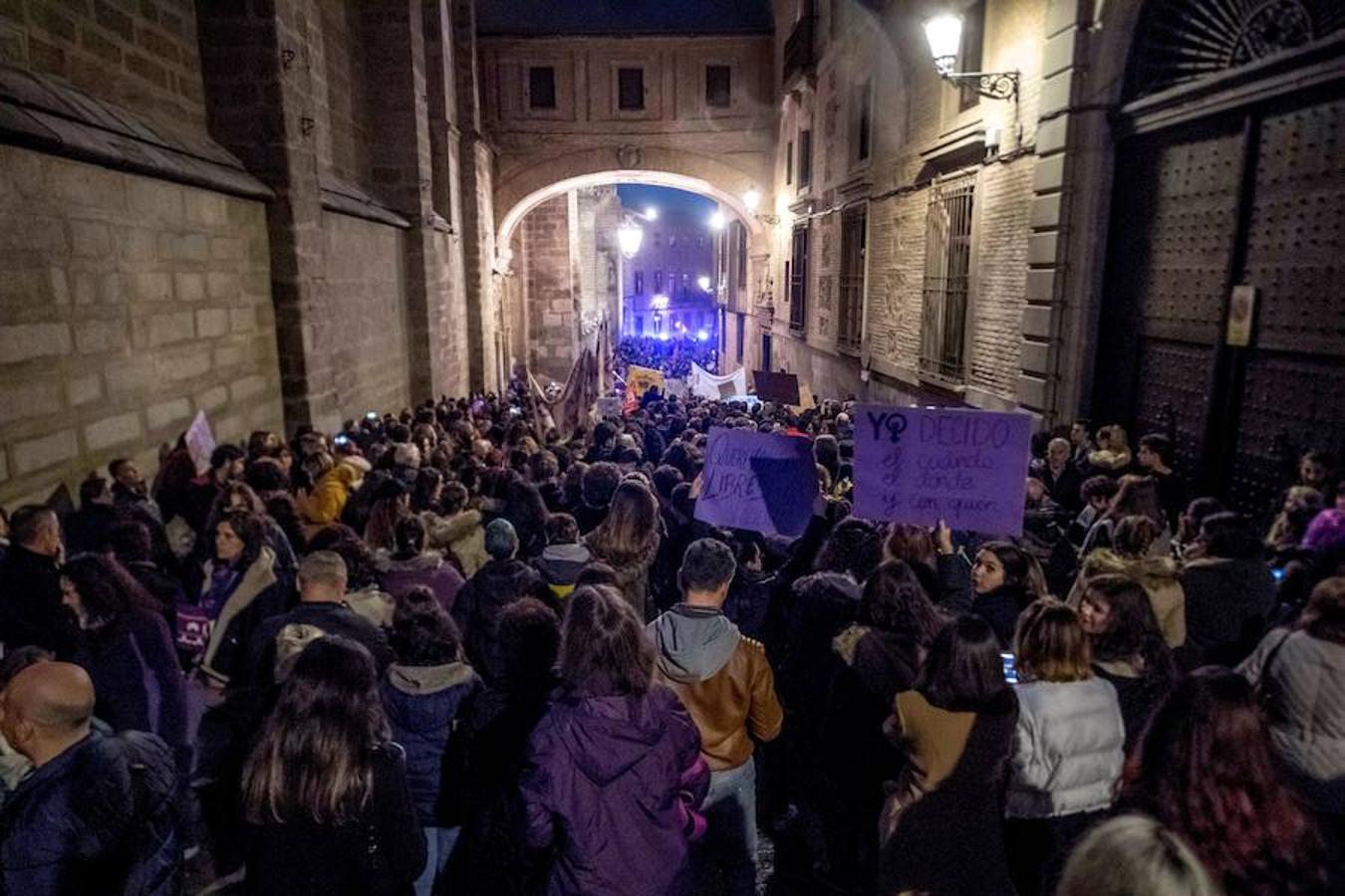 Miles de personas participan en la manifestación «Si nosotras se para, se para el mundo» convocada por la Asamblea Feminista Toledo que se suma a la Plataforma M8, y que discurre desde la Plaza de Zocodover hasta la plaza del Ayuntamiento.. 