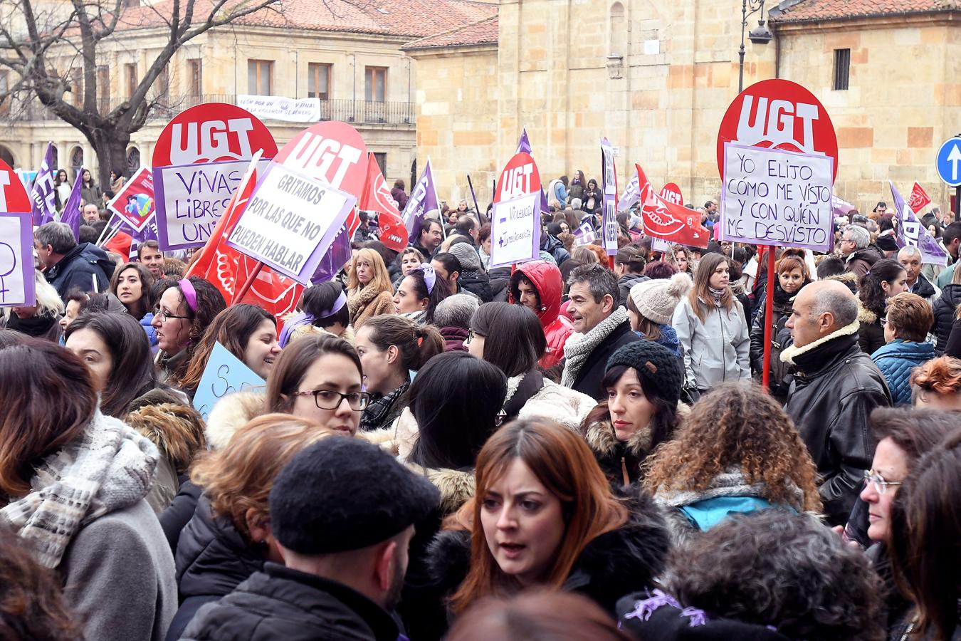 Concentración de las plataformas sindicales por el 8 de Marzo Día de la Mujer, en la Plaza de San Marcelo de León.. 