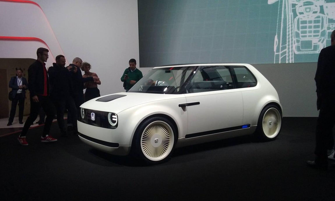 Honda Urban Concept EV. El primer eléctrico de Honda llegará en 2019, pero en 2018 ya admitirá pedidos de este curioso modelo que de momento vemos como "concept car". 