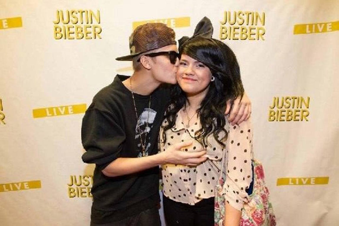 Justin Bieber con una fan. 