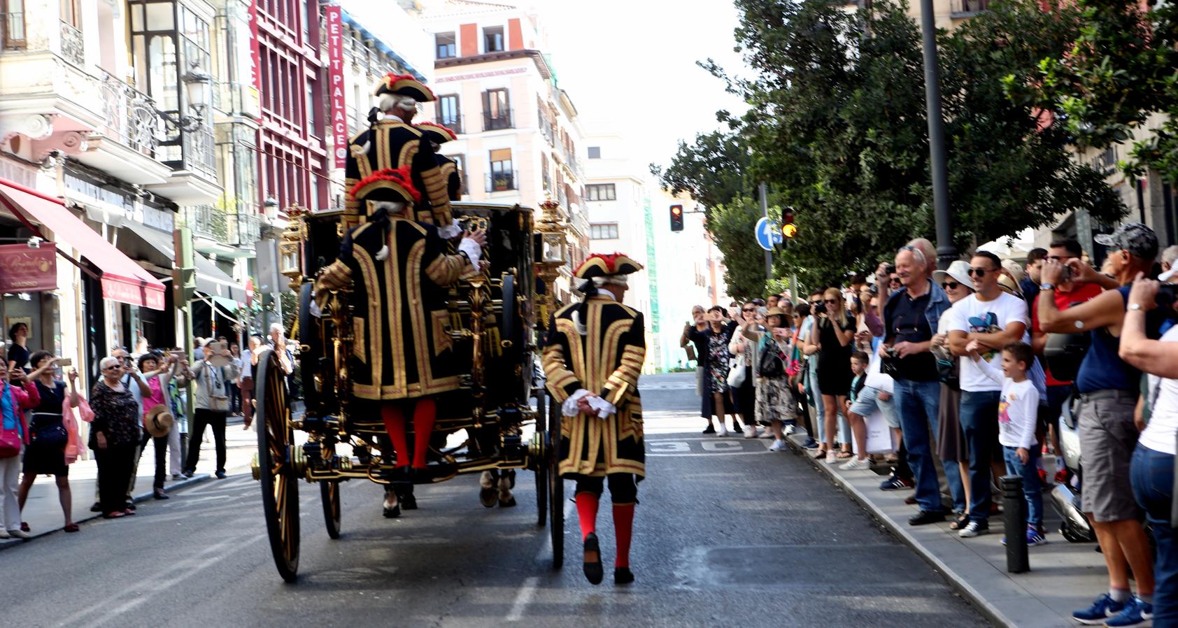 Empieza la ceremonia. Una vez enganchados los caballos al tiro y revisado de nuevo el atalaje, la carroza ya está condiciones de salir a recoger al primer embajador, que aguarda en el Ministerio de Asuntos Exteriores. Nacionales y turistas contemplan el espectáculo por las calles de Madrid