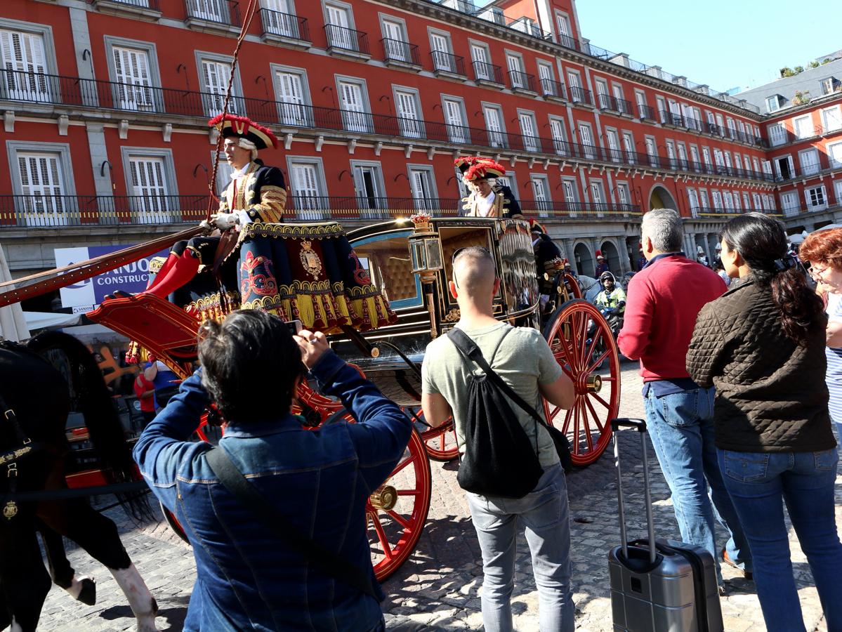 Una imagen histórica. La carroza cruza la Plaza Mayor de Madrid en su recorrido al Palacio de Santa Cruz, sede del Ministerio de Asuntos Exteriores, donde recojerá al embajador extranjero para que presente sus credenciales al Rey