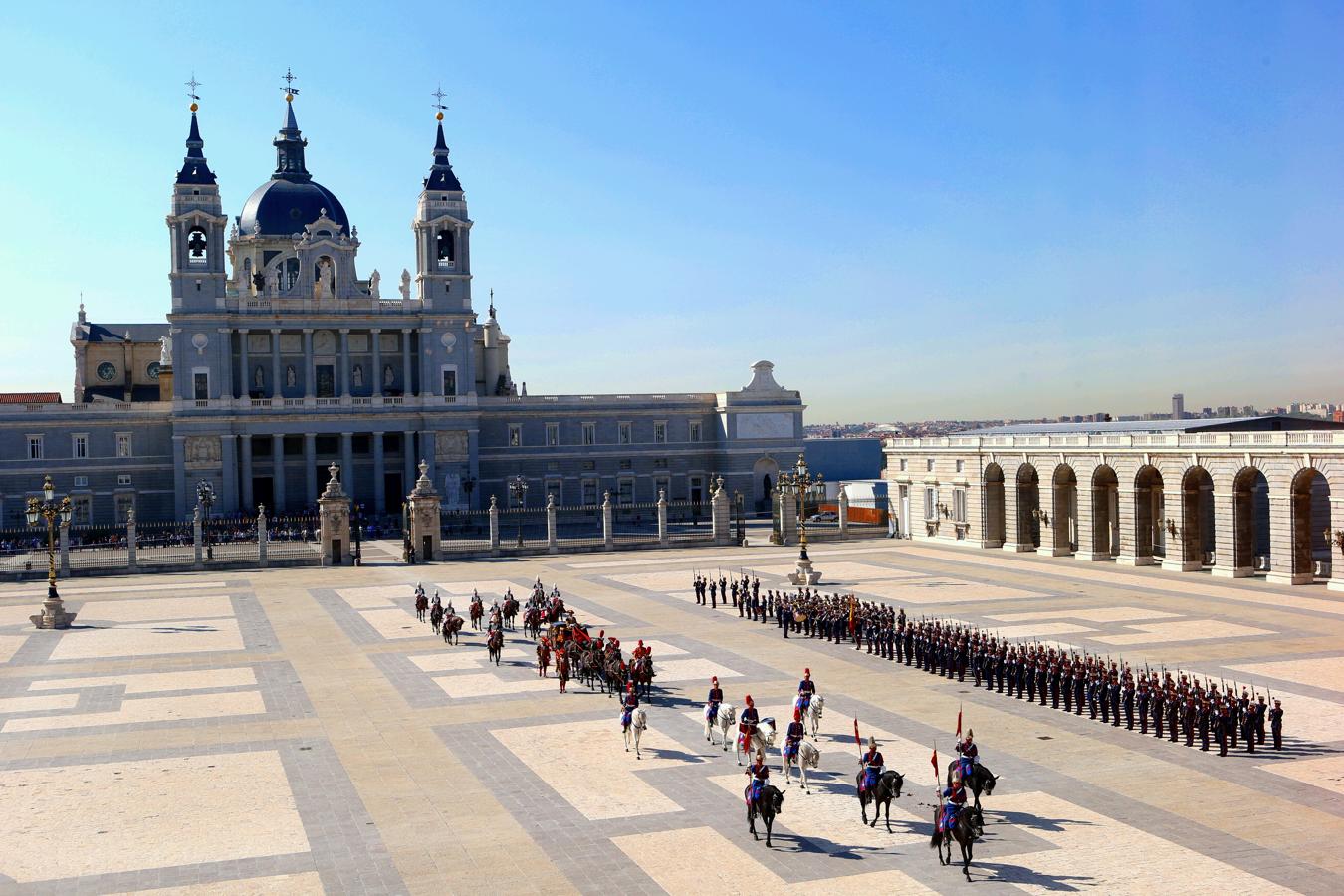 El momento más brillante. Cuando la berlina de gala entra en el Patio de la Armería del Palacio Real, la Unidad de Música de la Guardia Real recibe al embajador con el himno nacional de su país