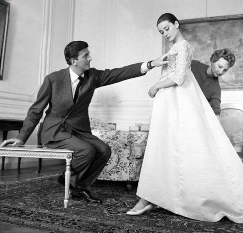 «Hubert de Givenchy, uno de los diseñadores de París más exitosos de la década de 1950, le ha dado a su casa de moda un lugar especial tanto en prestigiosos vestidos largos como en atuendos de moda». 