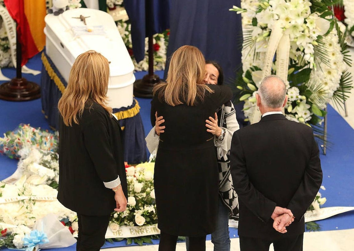 La presidenta andaluza, Susana Diaz (de espaldas), da el pésame a la madre del pequeño Gabriel, Patricia Ramírez, en la capilla ardiente instalada esta tarde en el Palacio Provincial de la Diputación de Almería.. 