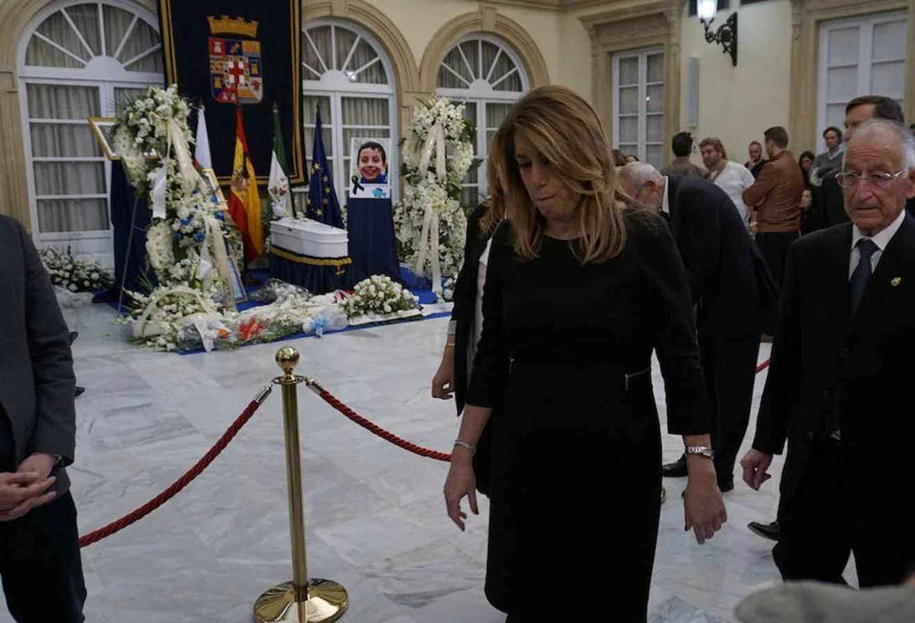 La presidenta andaluza, Susana Díaz, en la capilla ardiente del niño Gabriel Cruz instalada esta tarde en el Palacio Provincial de la Diputación de Almería.. 