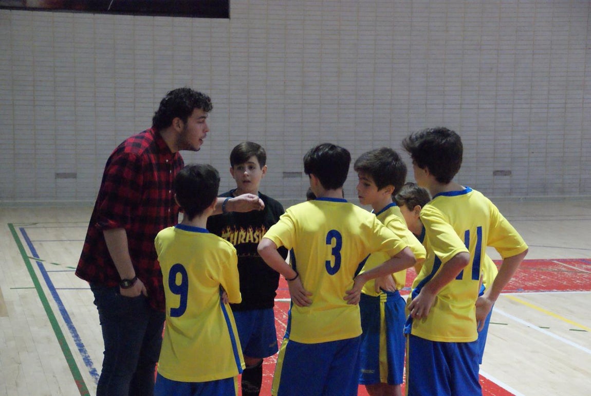 Las mejores imágenes del partido de fútbol sala entre Decroly y Jesús Maestro &quot;B&quot;