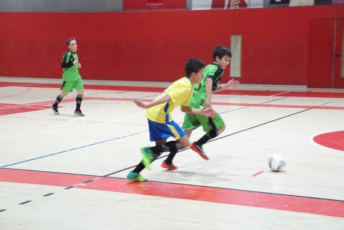 Las mejores imágenes del partido de fútbol sala entre Decroly y Jesús Maestro &quot;B&quot;