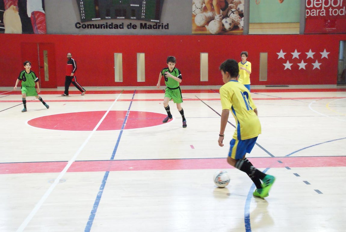 Las mejores imágenes del partido de fútbol sala entre Decroly y Jesús Maestro &quot;B&quot;