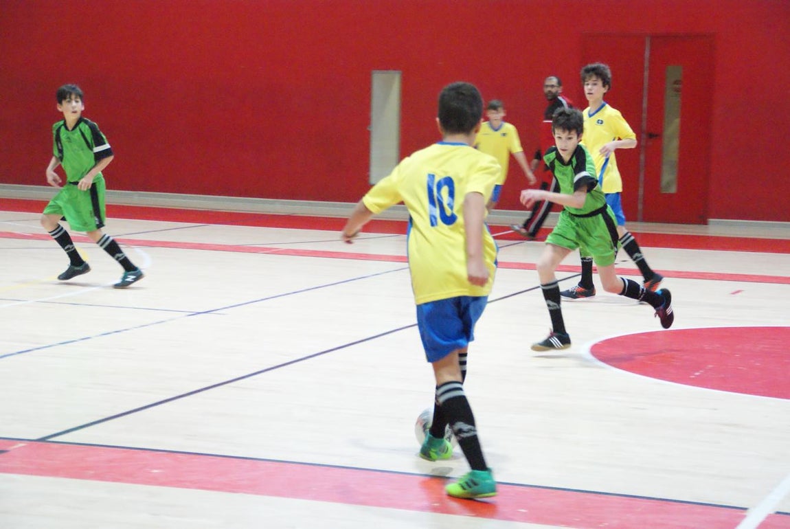 Las mejores imágenes del partido de fútbol sala entre Decroly y Jesús Maestro &quot;B&quot;