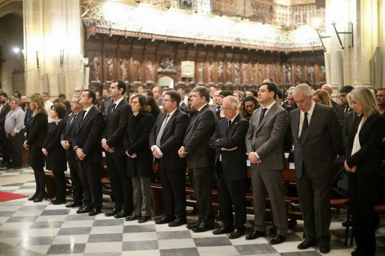 Numerosas autoridades han acompañado a la familia durante la misa por Gabriel Cruz en la catedral de Almería. 