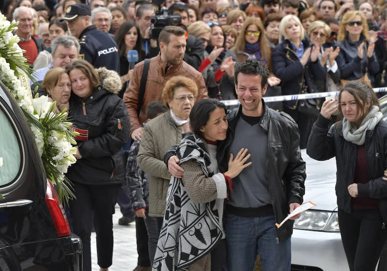 Los padres de Gabriel Cruz, Ángel y Patricia, a su llegada a la catedral de Almería. 