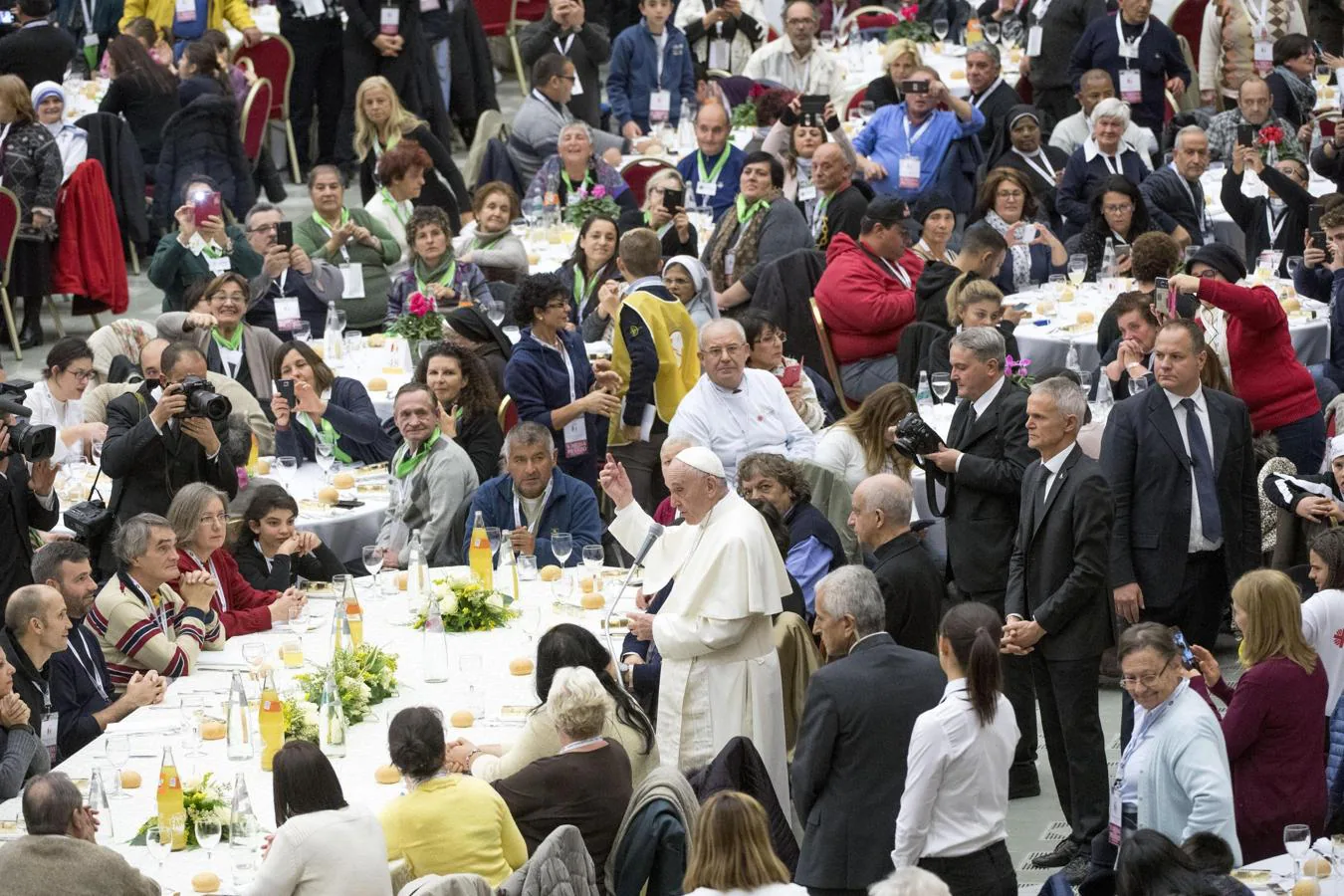 El Papa, tras compatir una comida con personas desfavorecidas. 