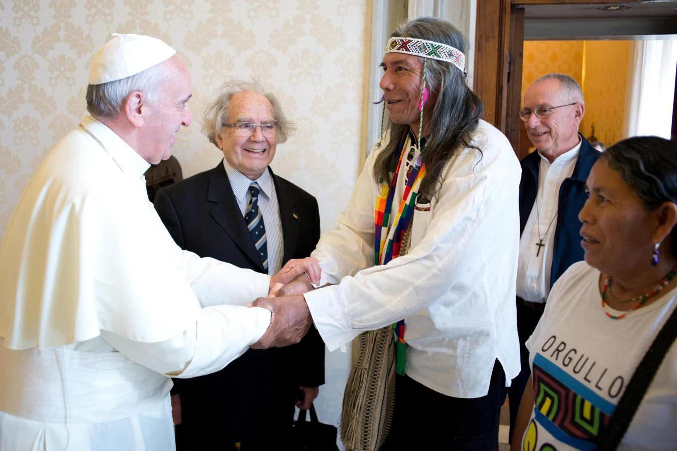 Francisco junto a su compatriota y Premio Nobel de la Paz, el argentino Adolfo Pérez Esquivel (c), y el líder de la comunidad indígena Qom La Primavera, Félix Díaz (3i), y su esposa (d), durante una audiencia privada en el Vaticano, el 24 de junio de 2013. 