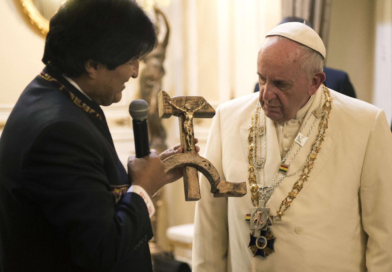 Evo Morales le entrega al Papa un Cristo con forma de hoz y martillo durante su viaje pastoral a Sudamérica en julio de 2015. 