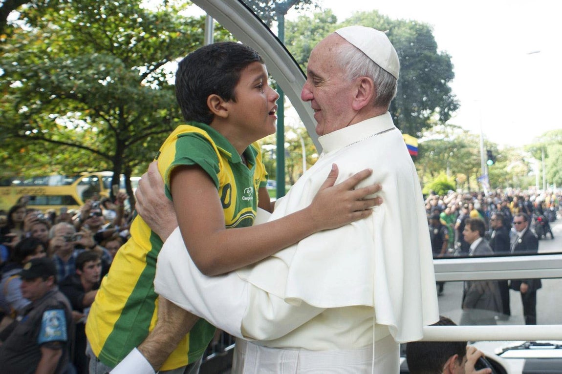 Francisco saludando a un niño a su llegada al parque de Quinta da Boa Vista, en Río de Janeiro, Brasil el 26 de julio de 2013 durante la Jornada Mundial de la Juventud (JMJ). 