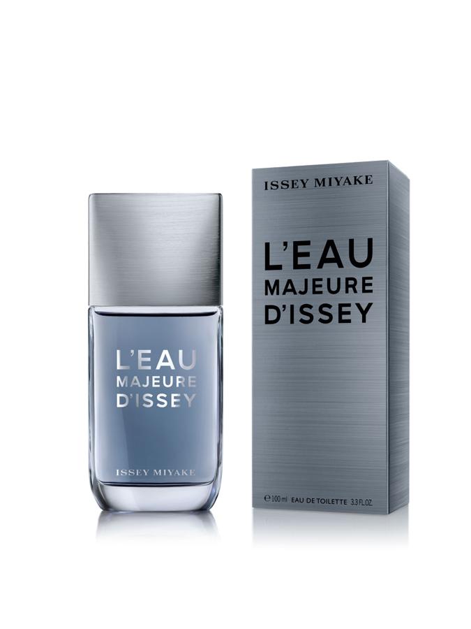 Un perfume. L’Eau Majeure d’Issey es una nueva fragancia inspirada en el agua como símbolo masculino de fuerza y movimiento. Con toques a madera salada, esta fragancia le transportará al mar convirtiendo el regalo en mucho más que un perfume, en un estilo de vida. (Precio: 84 euros/ 100 ml).