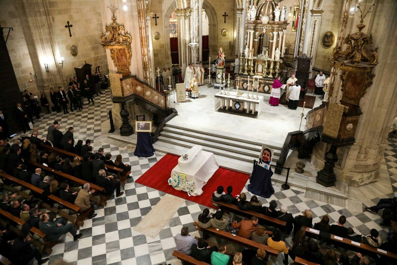 Las imágenes más emotivas del funeral por el niño Gabriel en Almería