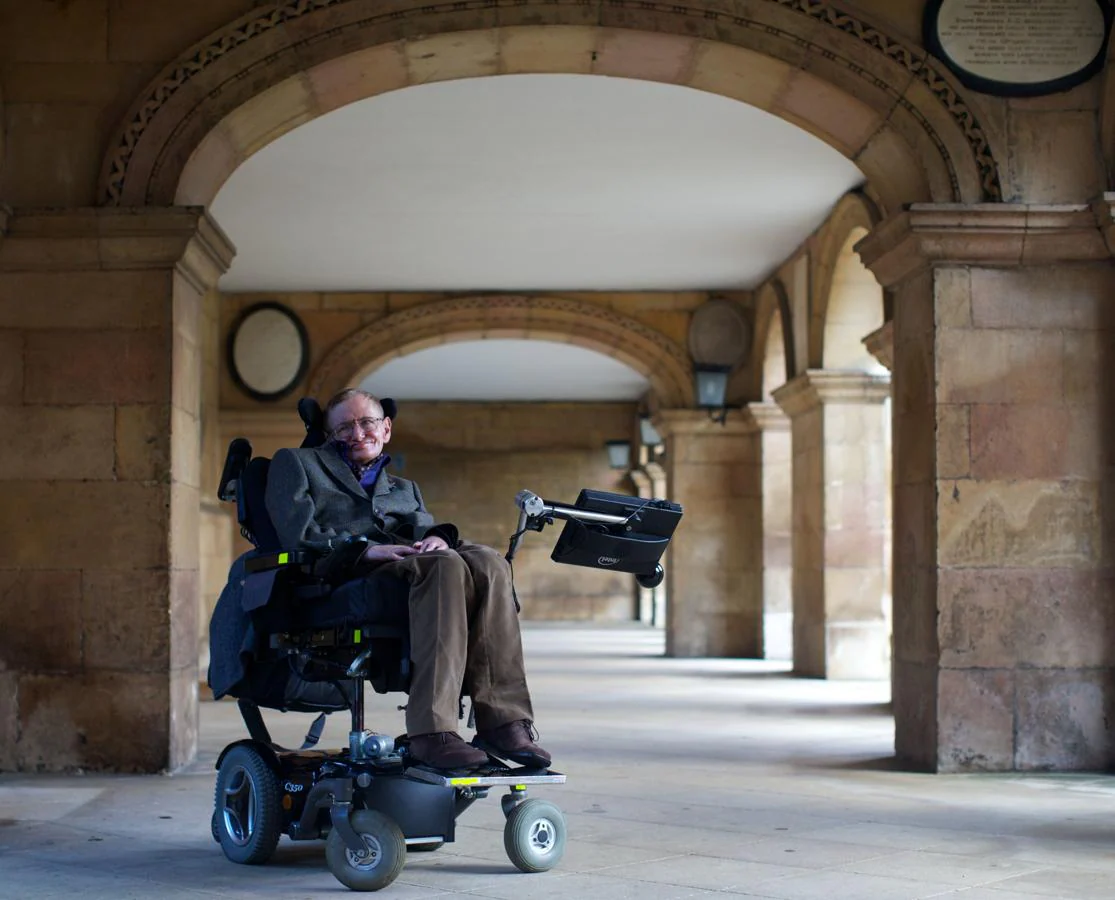 El físico Stephen Hawking posa durante la presentación del documental «Hawking» en 2013. 