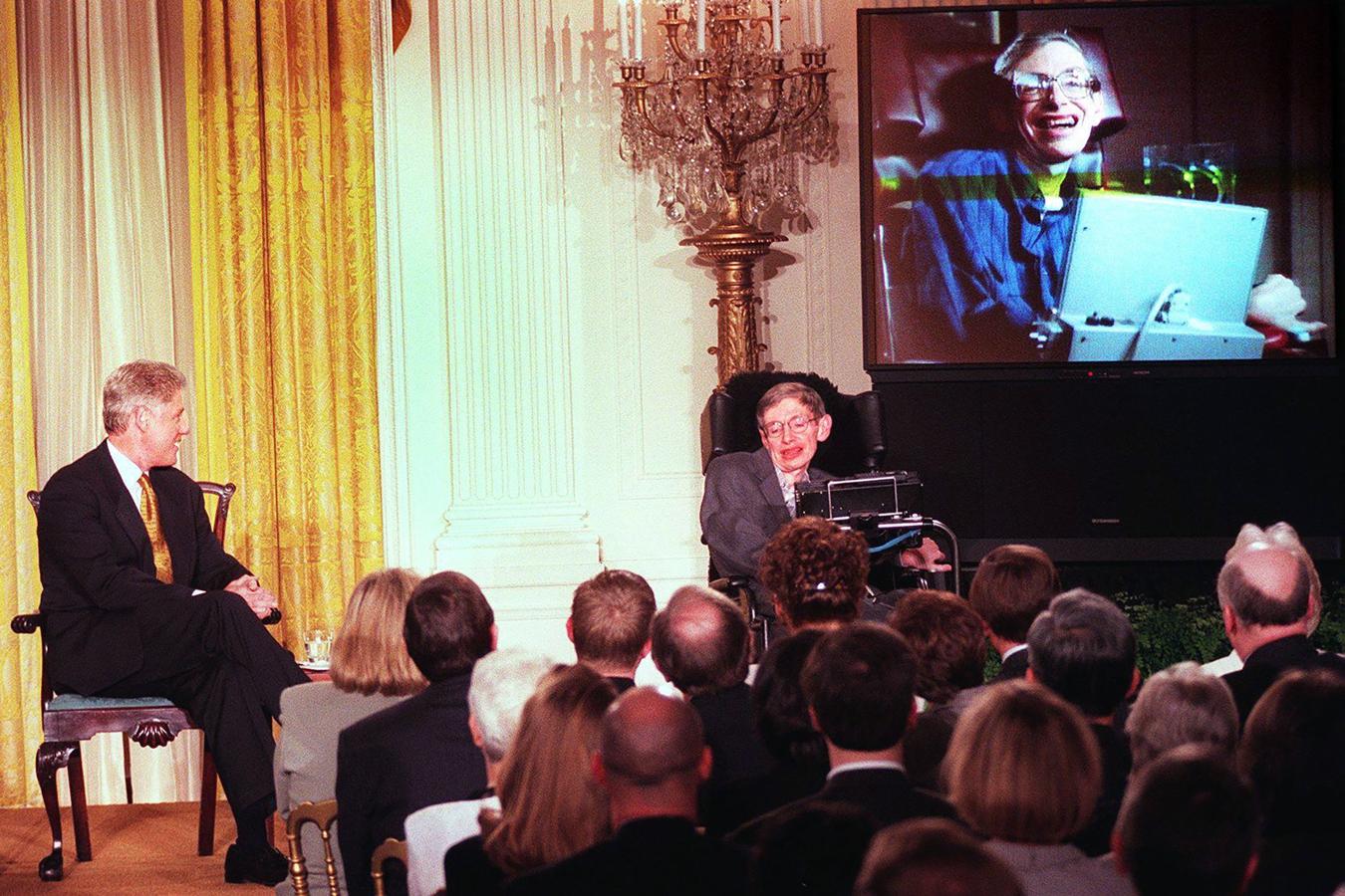 Stephen Hawking, en compañía de Bill Clinton en el año 1998. 