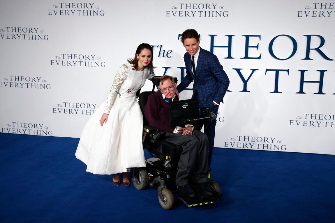 El físico, con Felicity Jones y Eddie Redmayne, en la presentación de «La teoría del todo». 