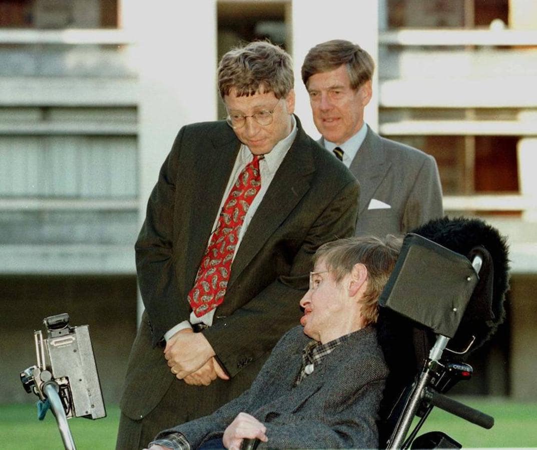 Stephen Hawking, junto a Bill Gates, en una imagen tomada en 1997. 