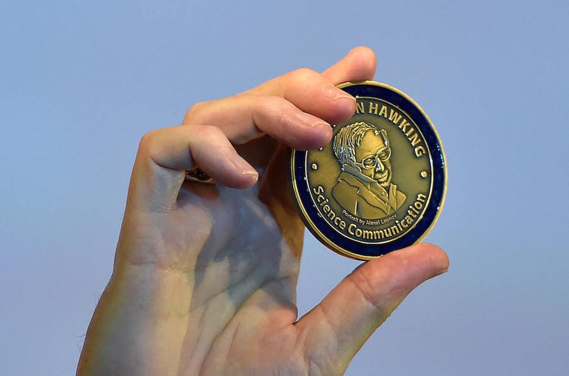 Su ejemplar carrera dio nombre a un premio a la divulgación científica llamado «Medalla Stephen Hawking a la comunicación científica». 