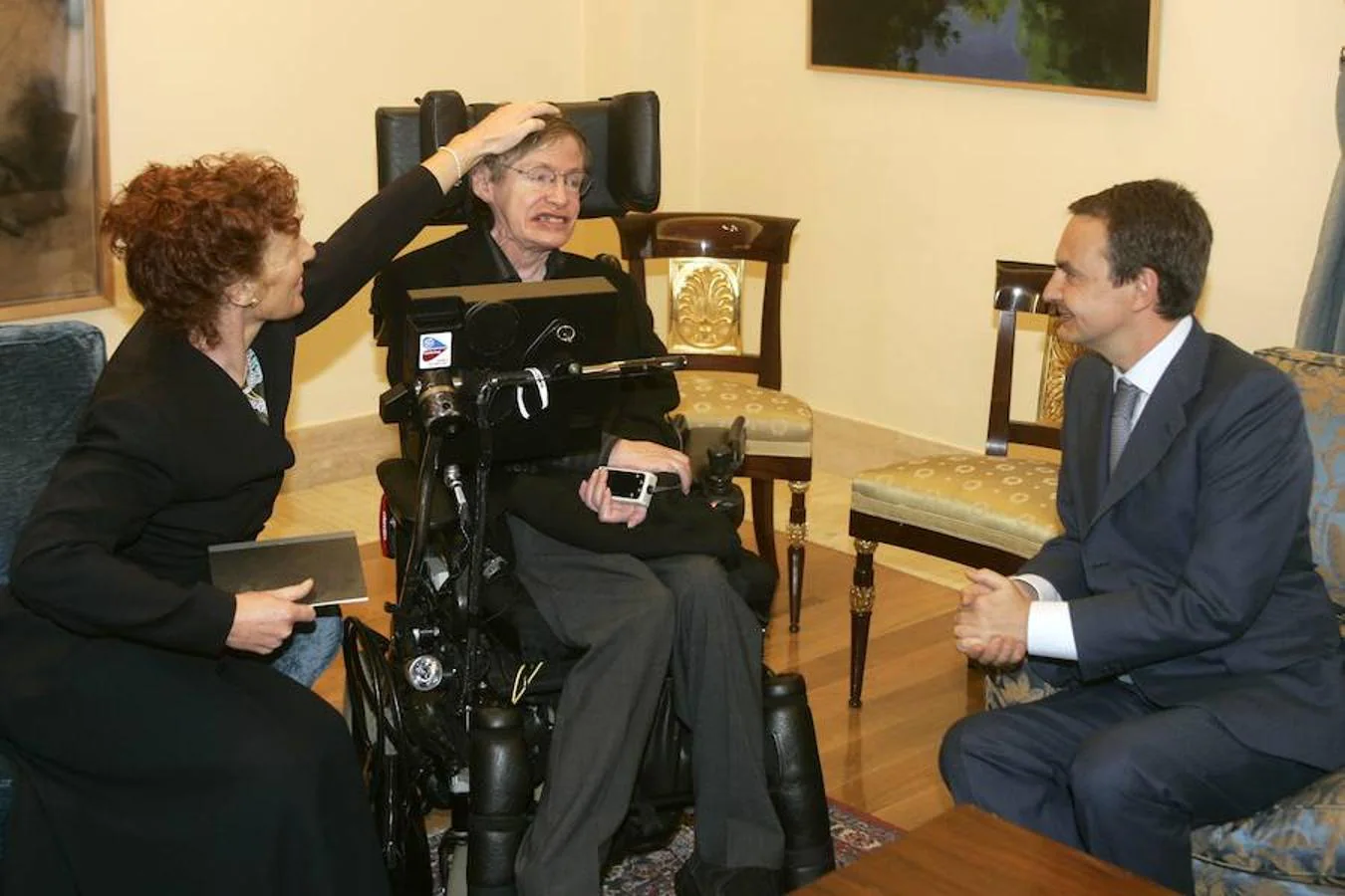 Stephen Hawking, durante su visita a España, departió unos minutos con el entonces presidente del Gobierno José Luis Rodríguez Zapatero. Imagen fechada el 15 de abril del año 2005. 