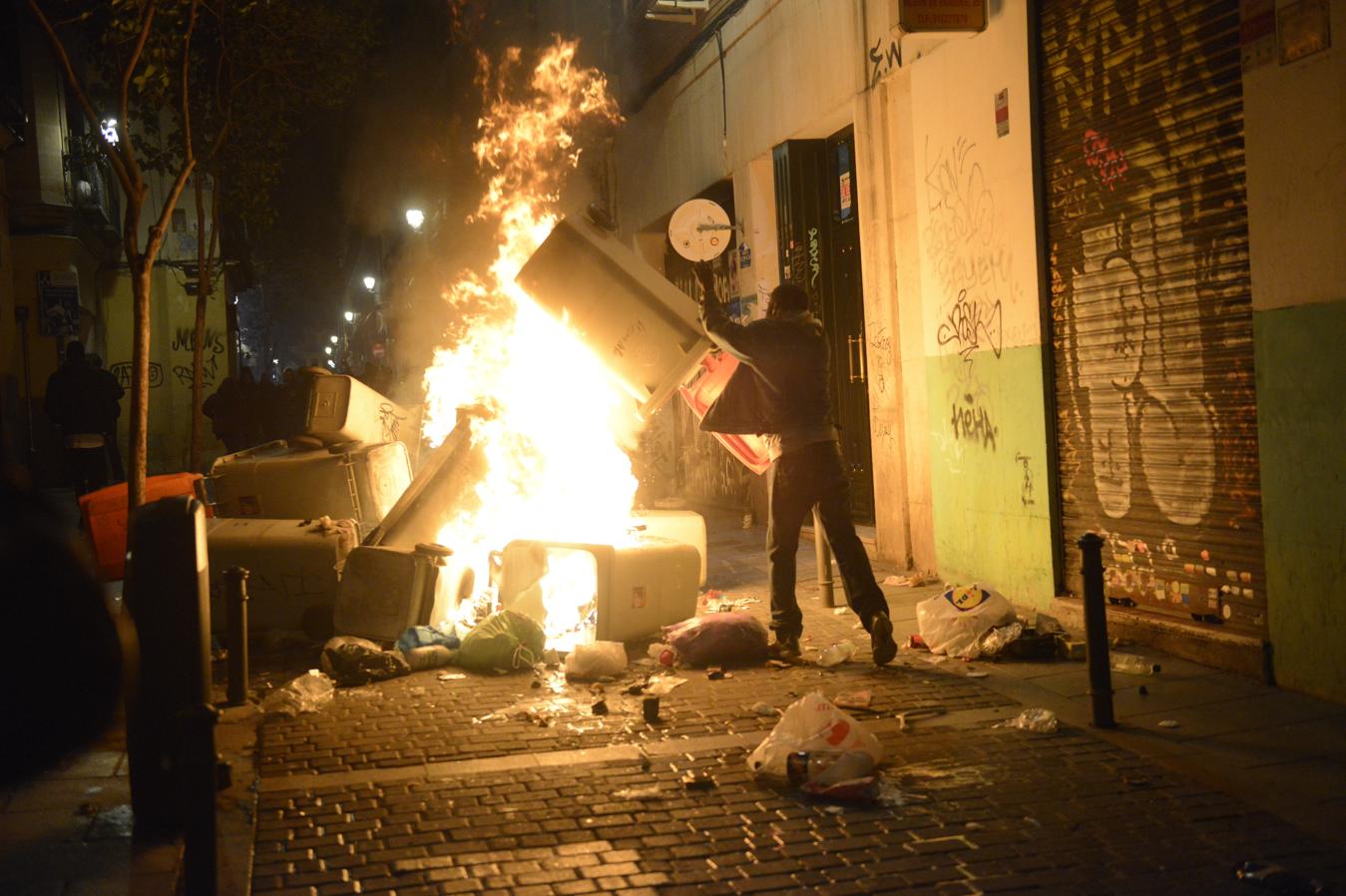 Los disturbios en Lavapiés, en imágenes