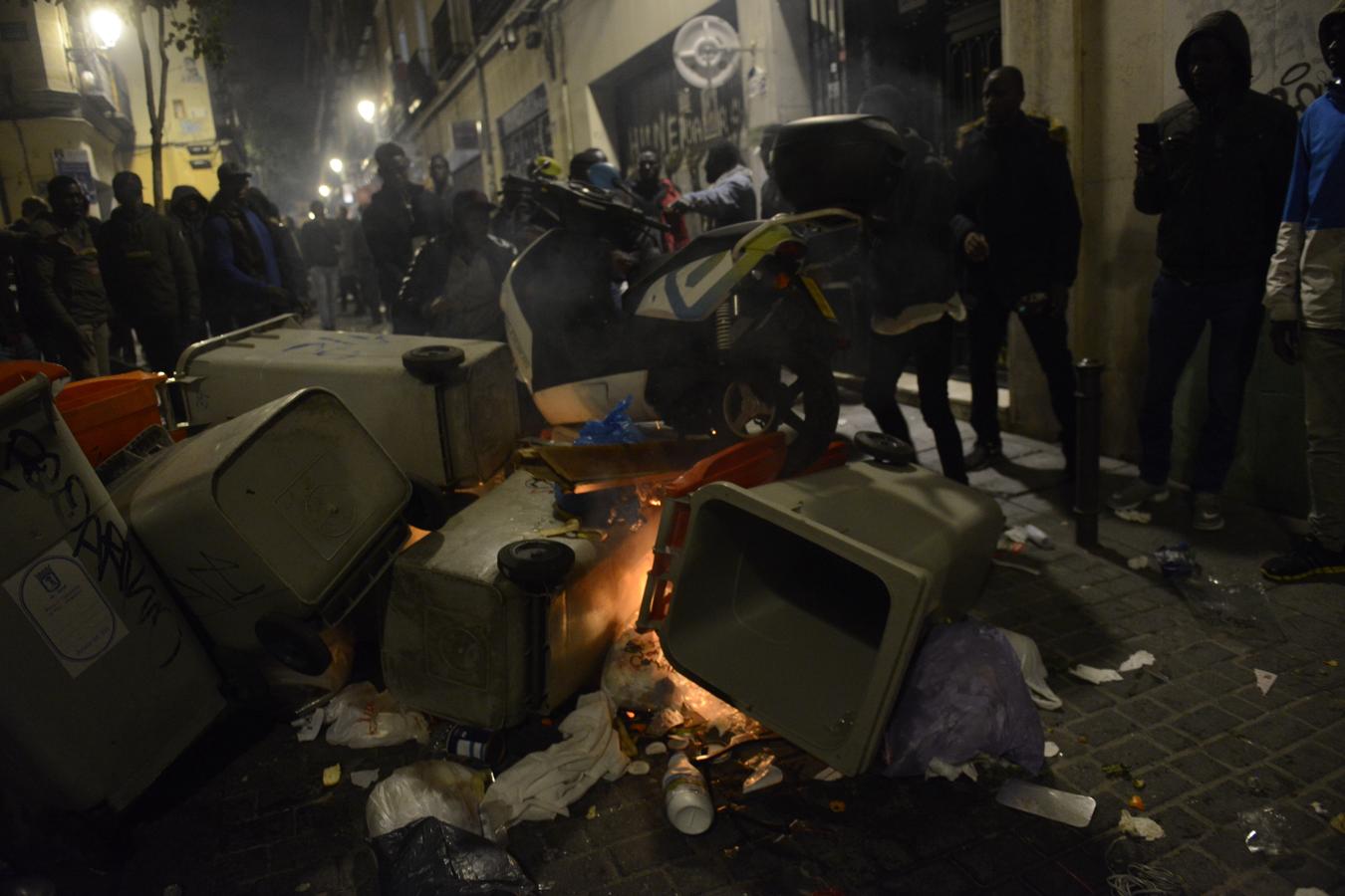 Los disturbios en Lavapiés, en imágenes