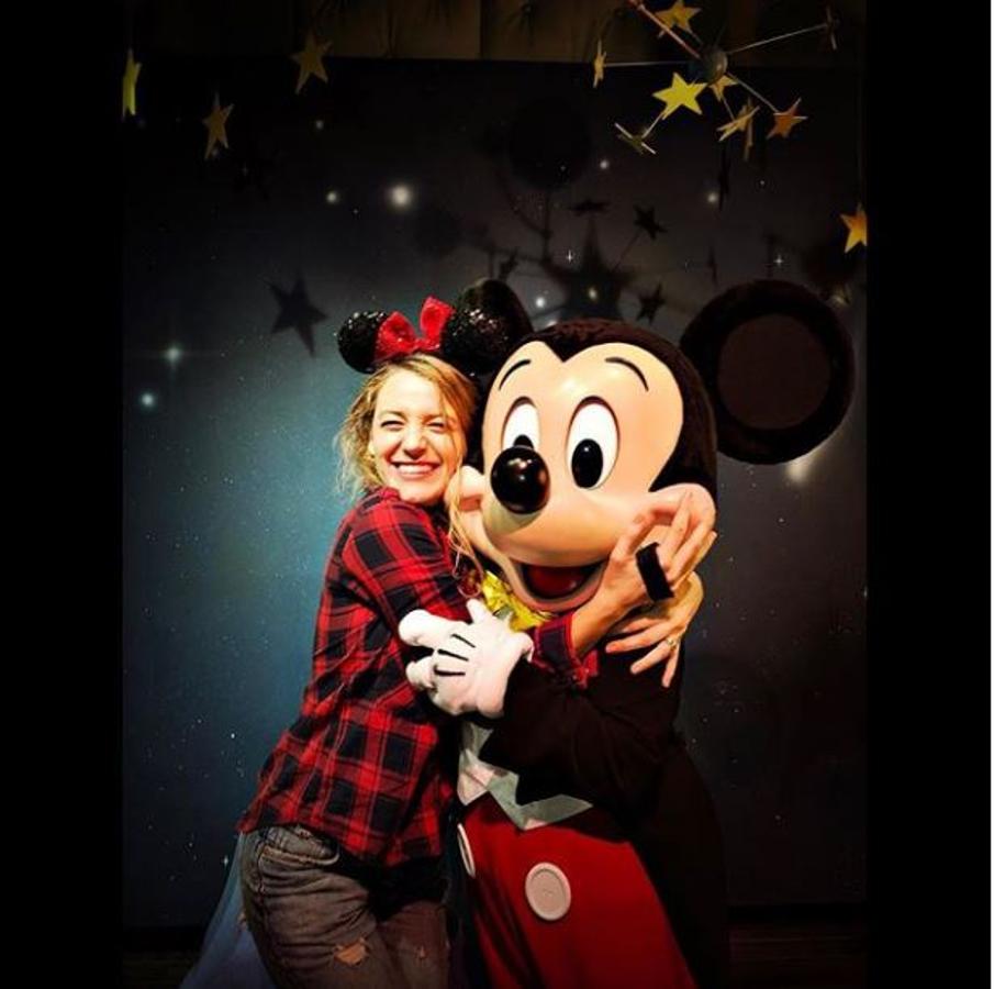 Así de divertida ha posado Blake Lively, junto a Mickey Mouse, con orejitas incluidas. 