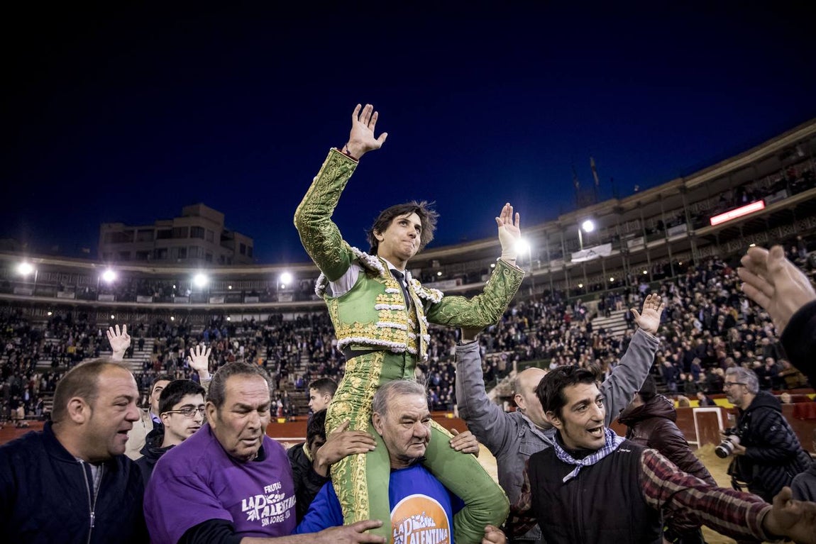 La explosiva faena de Roca Rey a un gran toro de Cuvillo, en imágenes