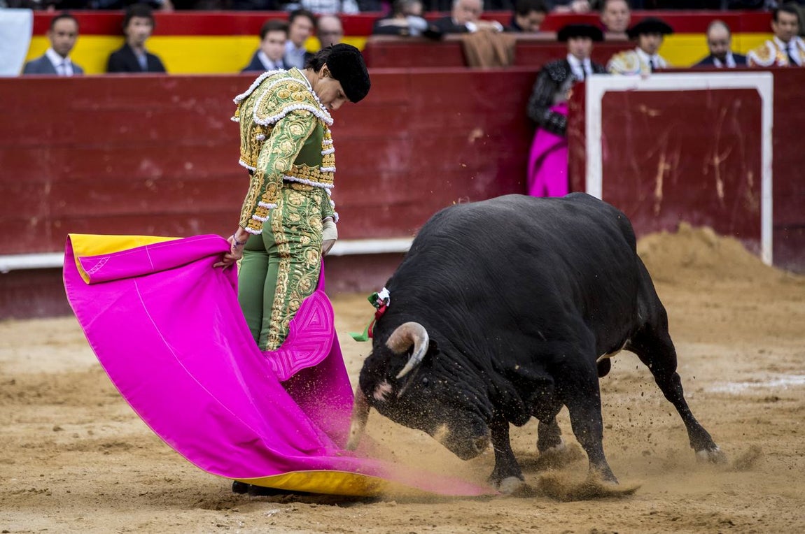 La explosiva faena de Roca Rey a un gran toro de Cuvillo, en imágenes