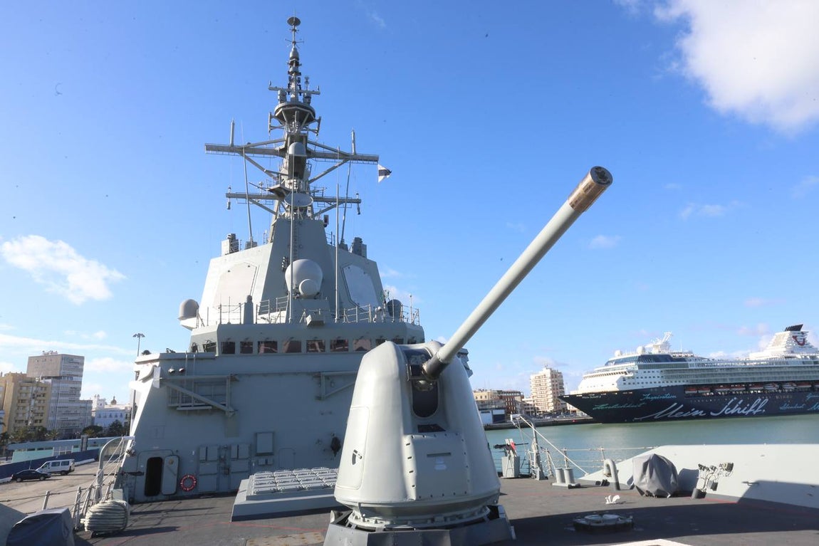 Jornada de puertas abiertas en la fragata Méndez Núñez