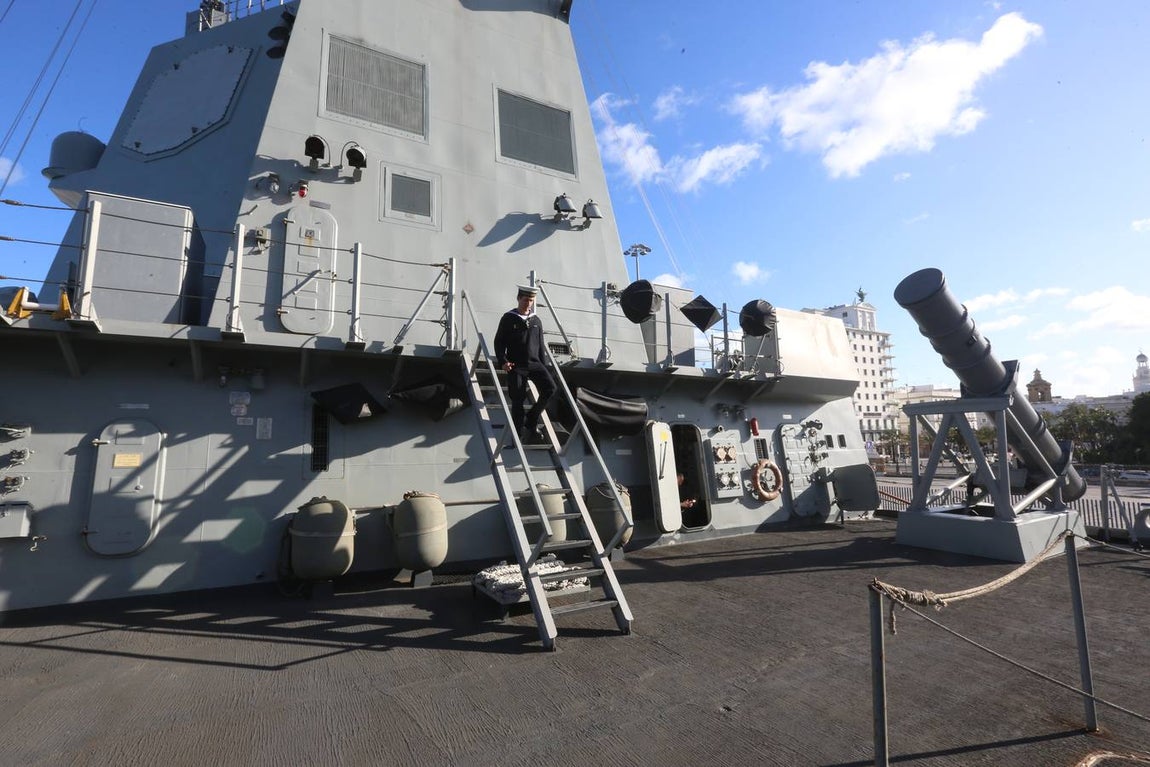 Jornada de puertas abiertas en la fragata Méndez Núñez