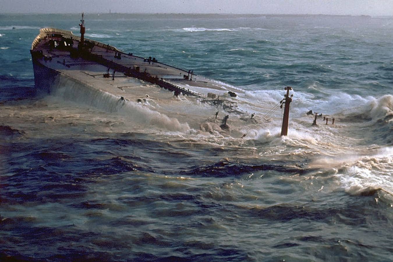Las imágenes del naufragio del Amoco Cádiz