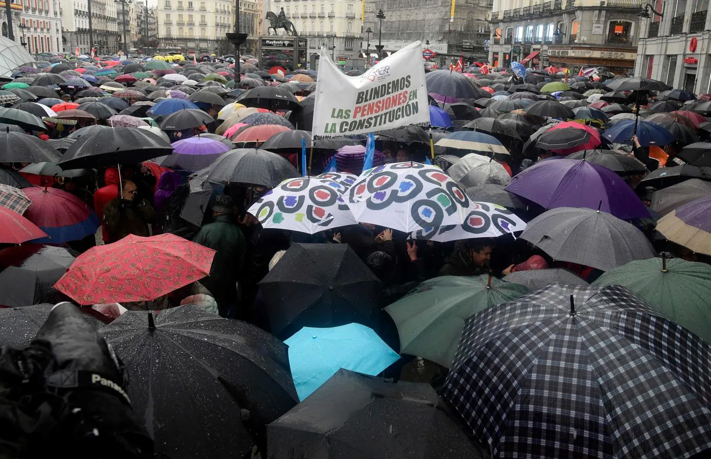 El mal tiempo se ha erigido como protagonistas durante las protestas de los pensionistas para reclamar al Gobierno Central una mayor subida de las pensiones. 