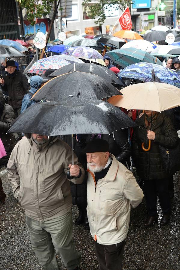 Cientos de paraguas en la manifestación en defensa de unas pensiones dignas promovida por sindicatos y organizaciones ciudadanas, por el centro de Madrid. 